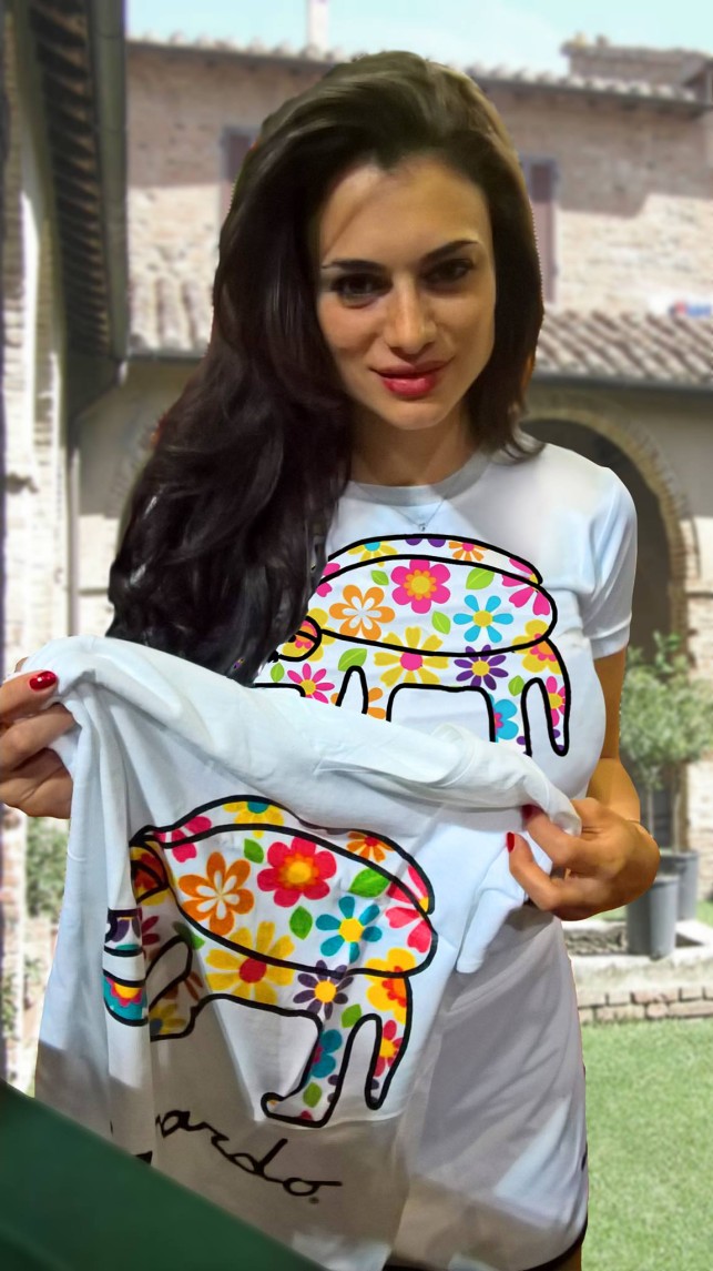 Una Cristina Del Basso entusiasta mostra la nuova t-shirt Cagnardo